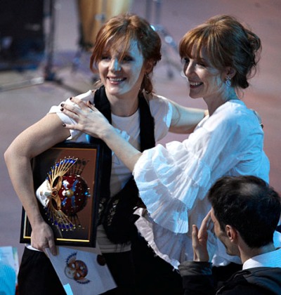 Полина Кутепова с сестрой Ксенией на церемонии вручения премии "Золотая Маска"