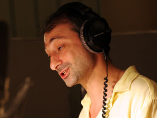 Карэн Бадалов во время записи радиоспектакля "Феникс"