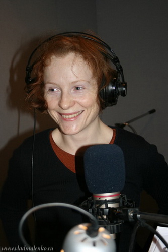 Полина Кутепова во время записи аудиокниги "Сыр выпал"